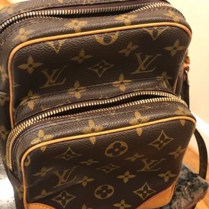 LV messenger bag excellent condition